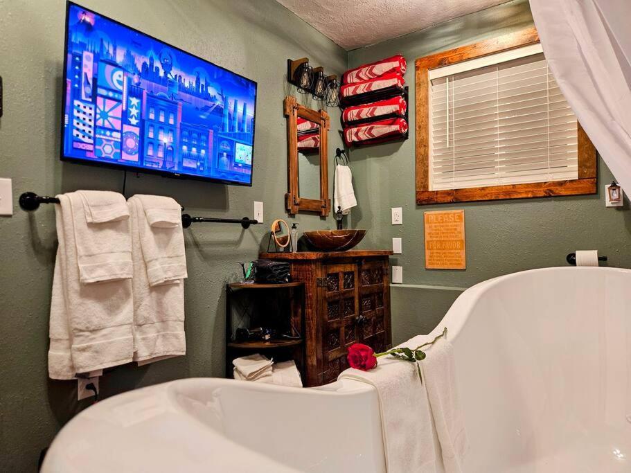 Private Cabin- Breakfast - Double Tub - 75In Tv - Sup - Washer Dryer - Bbq West Point Esterno foto