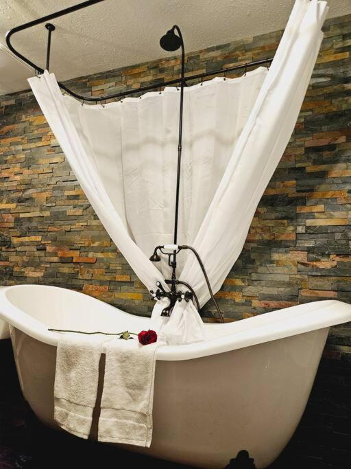 Private Cabin- Breakfast - Double Tub - 75In Tv - Sup - Washer Dryer - Bbq West Point Esterno foto